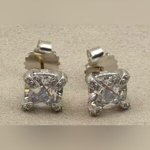 Cable Diamond Stud Earrings

Comes with a dust bag and polish cloth